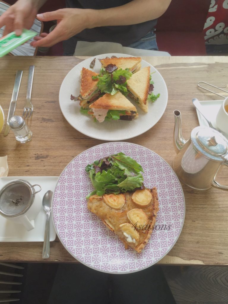 パリのマレ地区にあるランチも食べれる喫茶店、Le Loir dans la Théière