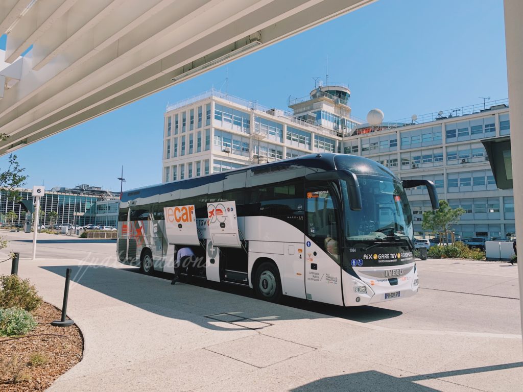 エクス-アン-プロヴァンスから来たバスが停車するマルセイユプロヴァンス空港