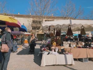 フランスの最も美しい村、ルールマランの朝市