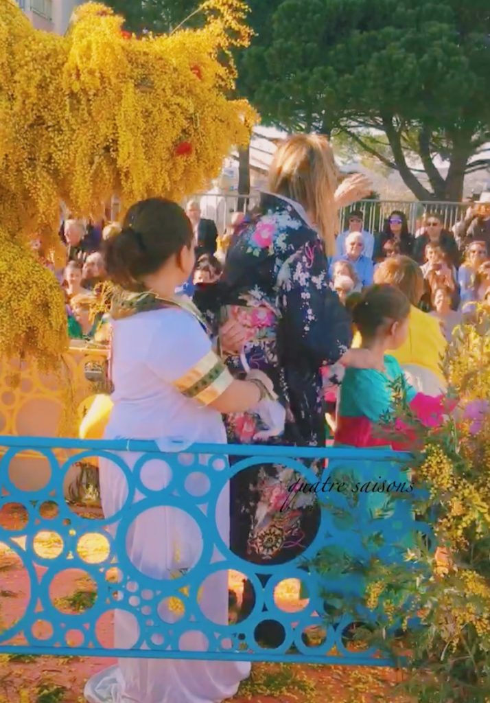 マンドリューラナプールで行われたミモザ祭り(Fête du Mimosa)のパレード