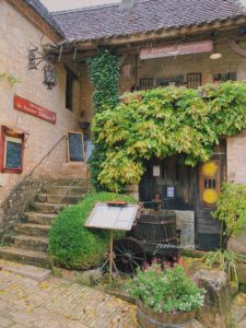南西フランスの美しい村サンシルラポピーのレストラン
