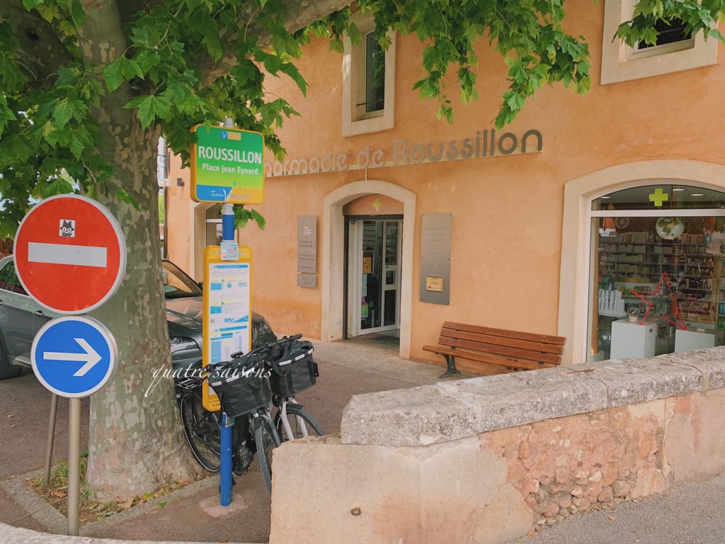 南フランスの美しい村、ルシヨンのバス停