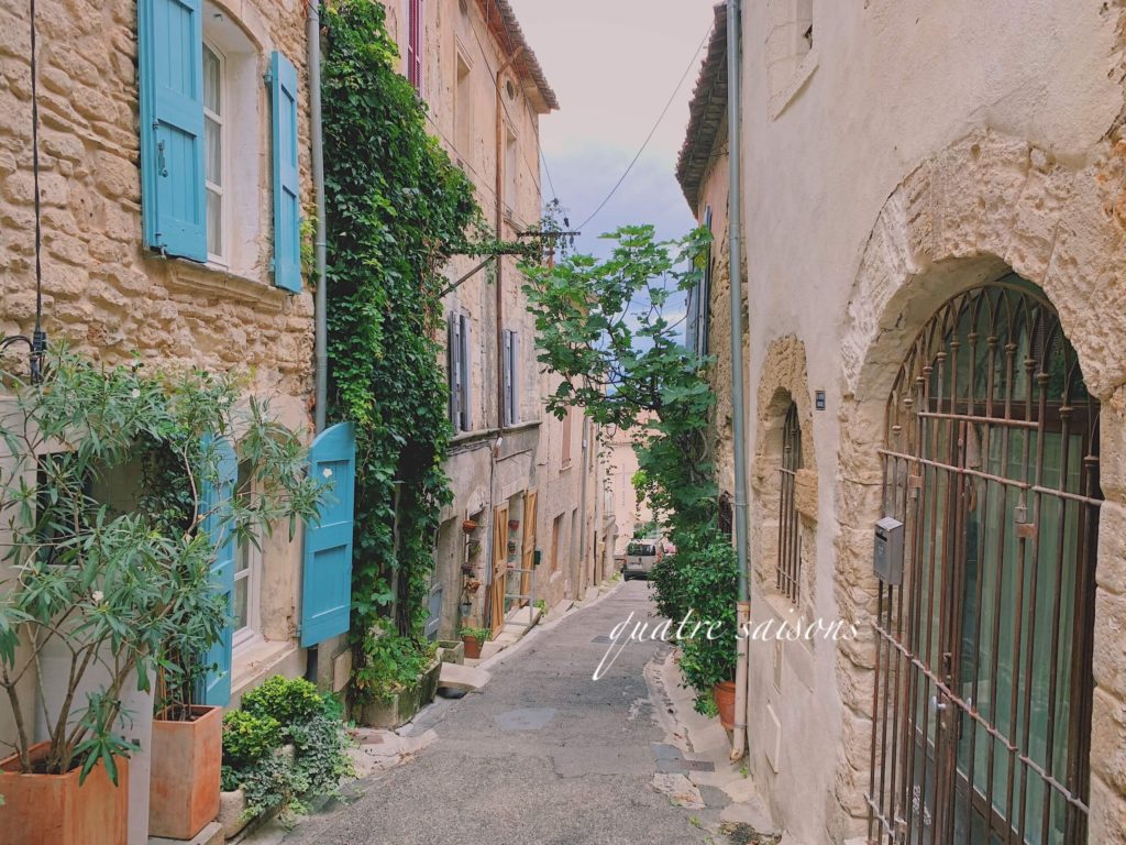 南フランスの村ボニュー・小高い丘にある芸術家も住む美しい村
