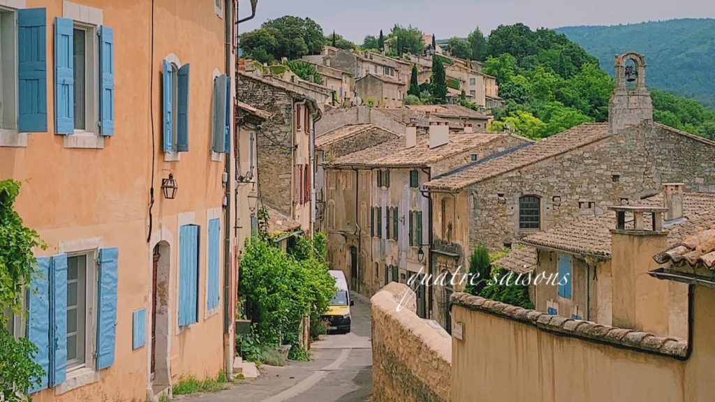 メネルブmenerbesの路地、南フランスの最も美しい村