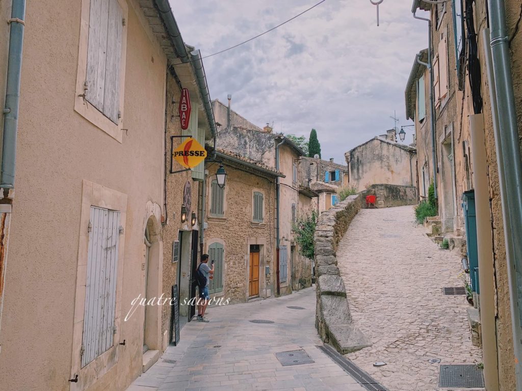 メネルブmenerbesの路地、南フランスの最も美しい村