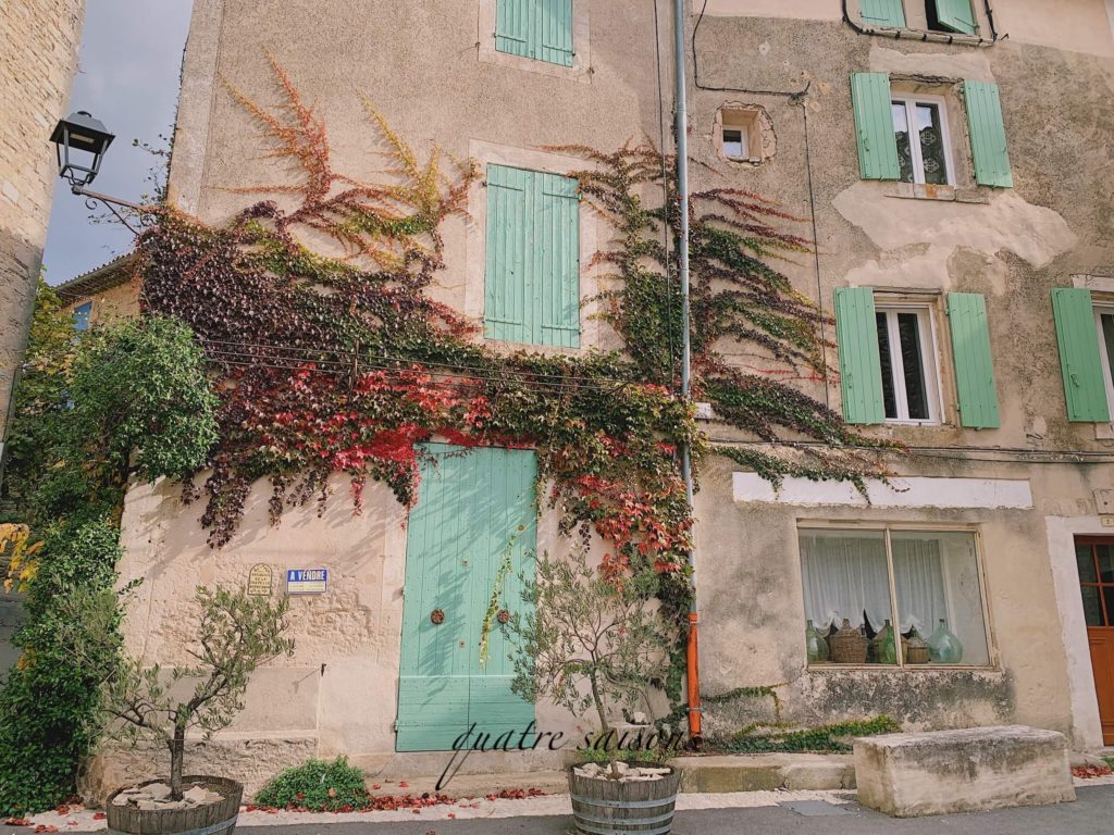 南フランスの村、セニョンの秋