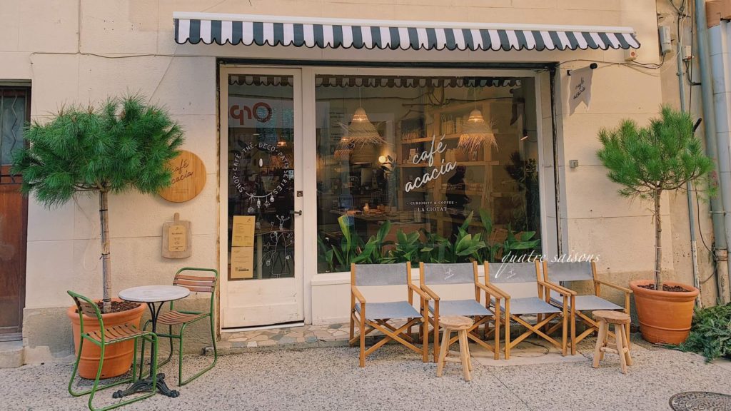 ラ・シオタ（南フランスの港町のカフェcafe acacia