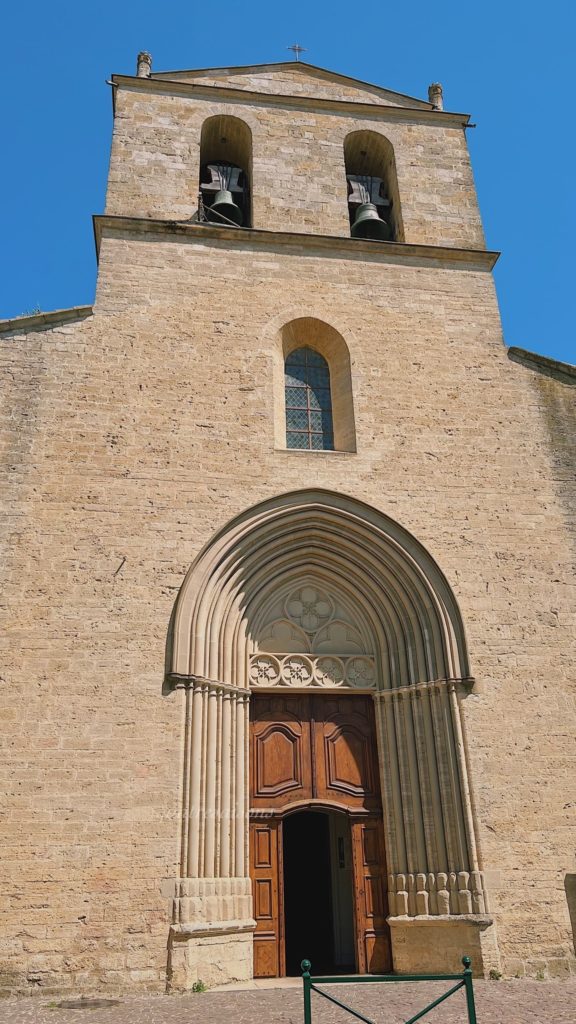 南フランスの美しい村キュキュロンの教会