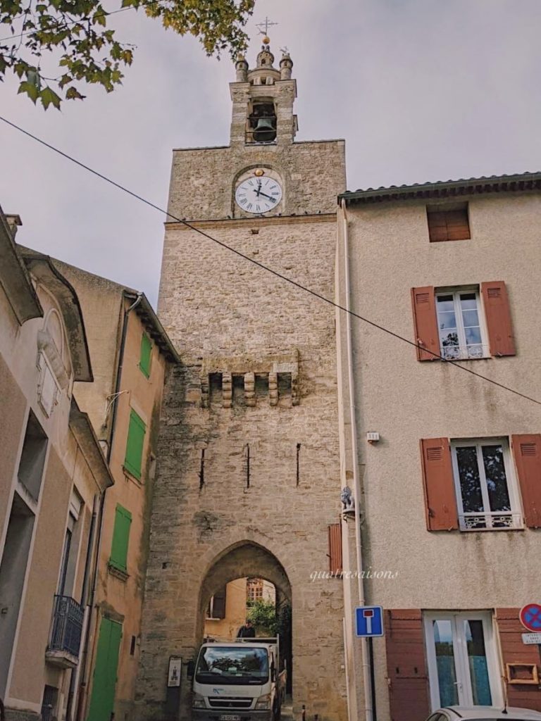 南フランスの美しい村キュキュロンの時計塔