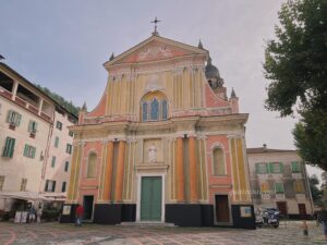 イタリアの村ドルチェアックアの教会