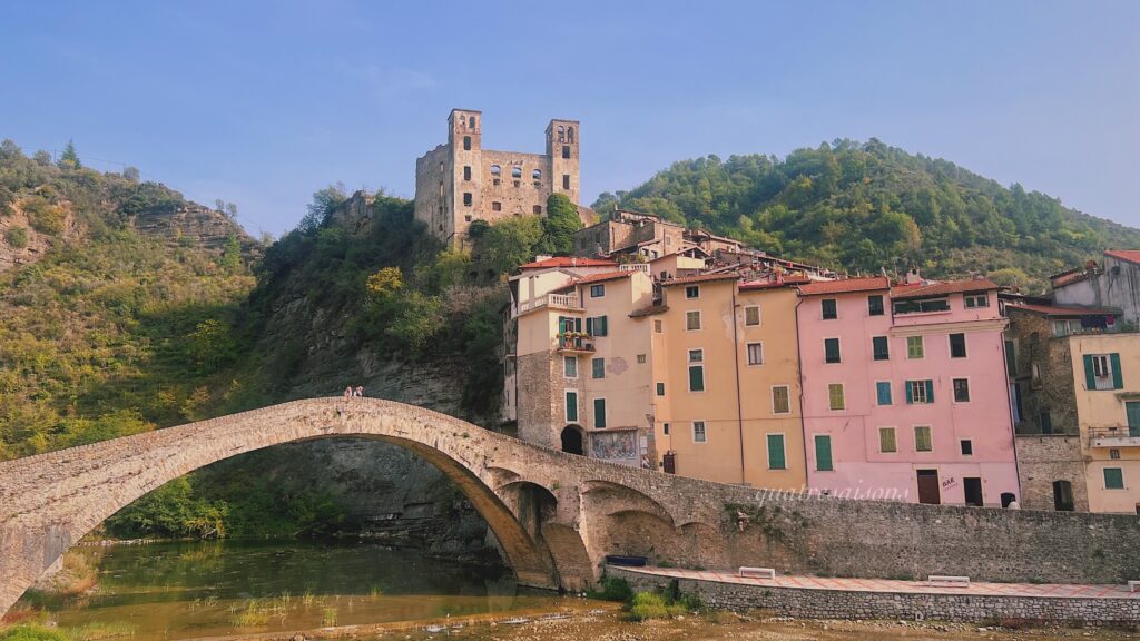 イタリアの村ドルチェアクアにあるモネも絶賛したというヴェッキオ橋