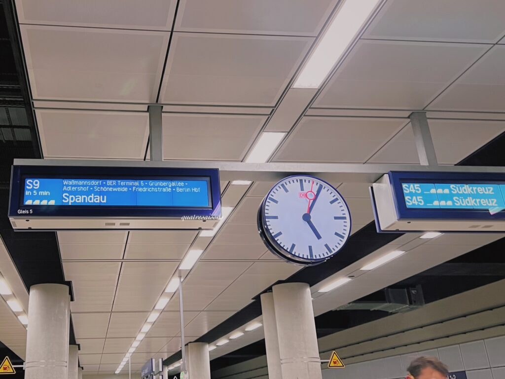 ベルリン空港から市内へ普通列車に乗って行く方法