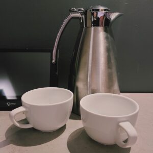 ベルリンのホテルのフロントでお願いしたお湯の入ったポットとマグカップ