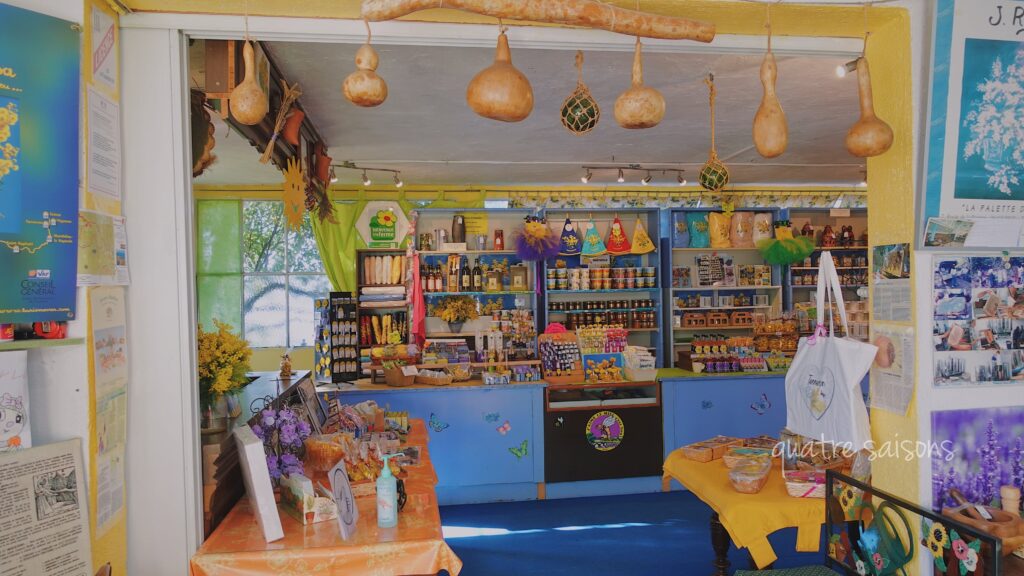 ミモザ街道の村、タヌロンのミモザ生産者さんのお店