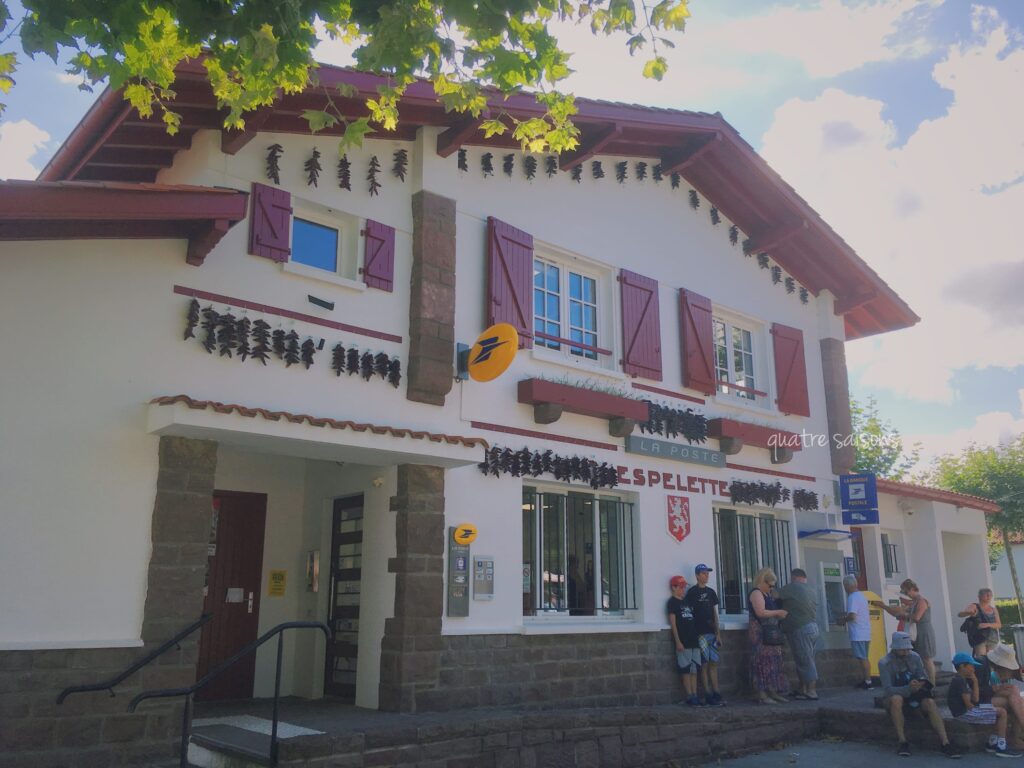 唐辛子で有名な村・エスプレットの郵便局