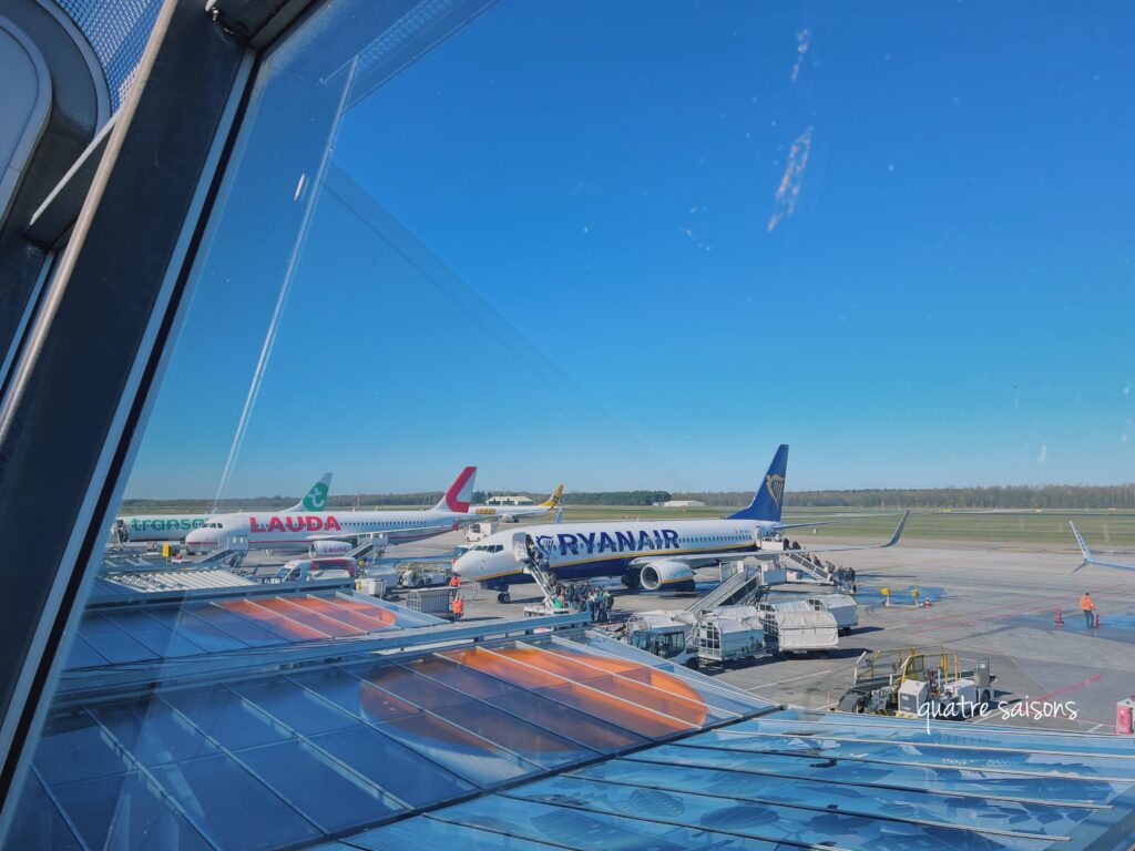 アイントホーフェン空港の出発ロビーのテラスから見える飛行機