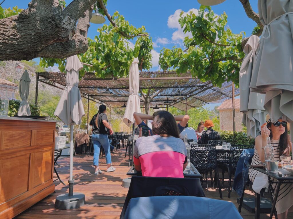 南フランスの村、ジュカのレストランBistrot la Terrasse