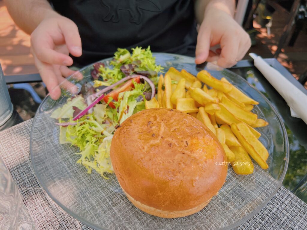 南フランスの村、ジュカのレストランBistrot la Terrasse
