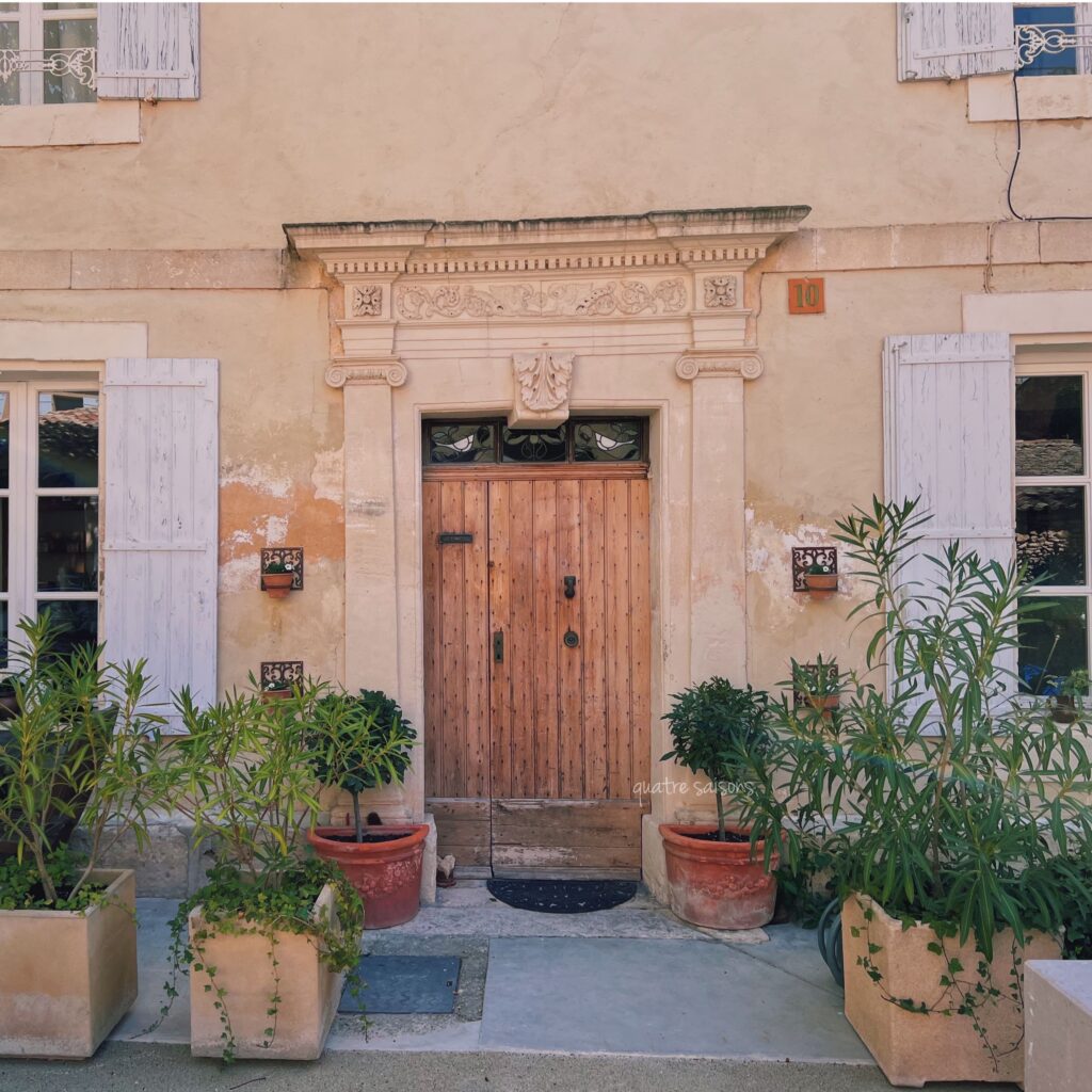南フランスの村、サン・サトゥルナン・レ・ザプトの可愛い家