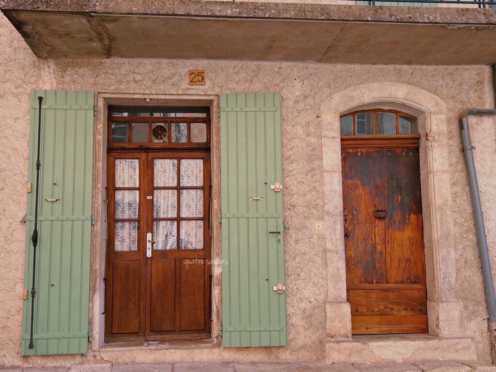 南フランスの村、サン・サトゥルナン・レ・ザプトの可愛い家
