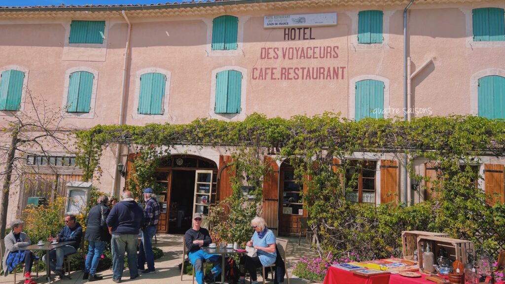 南フランスの街サン・サトゥルナン・レ・ザプトのレストラン