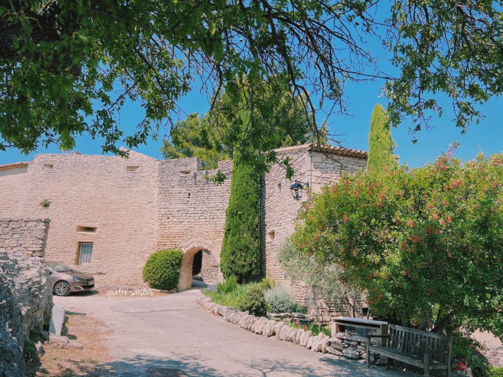 南フランスの村、グルトGoultのお城の門