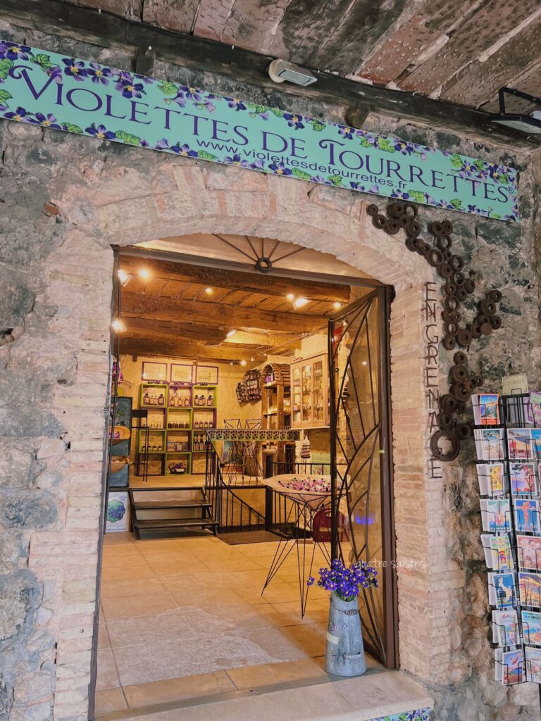 南フランスの村、トゥーレットシュルルーのすみれグッズを扱うお店でショッピング