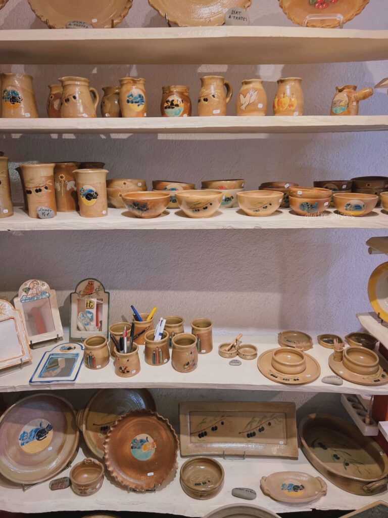 トゥーレット・シュル・ルーにある陶器の工房で買い物