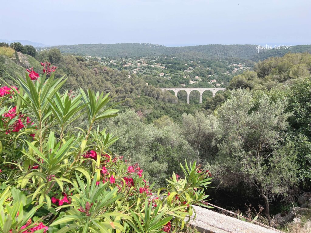 南フランスの村、トゥーレット・シュル・ルーの展望台からの景色