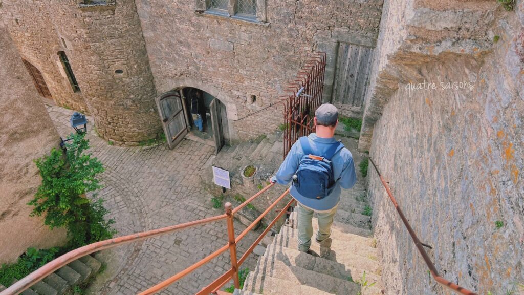 ラ・クーヴェルトワラードの城壁の上から地上に戻る階段