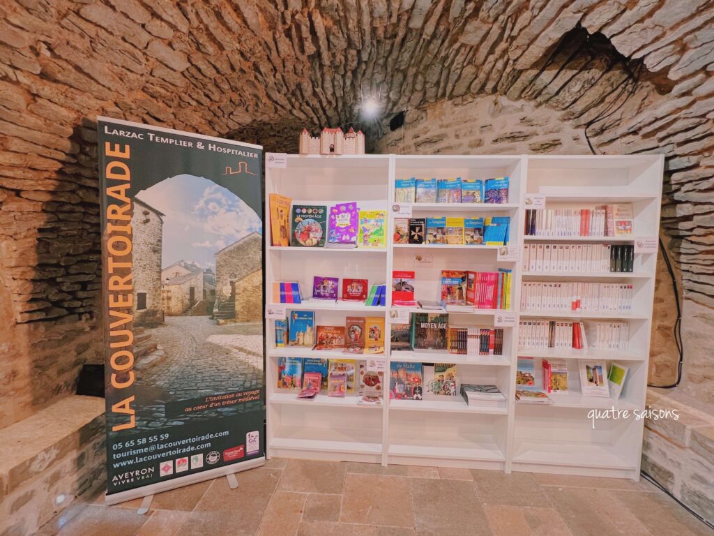 ラ・クーヴェルトワラードの観光案内所の本のコーナー