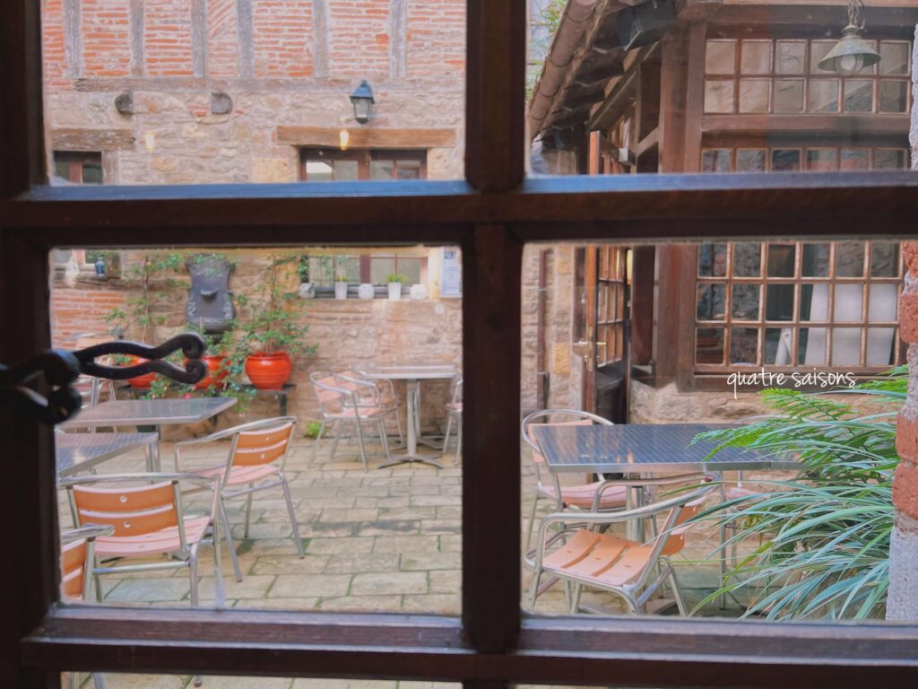 コルド・シュル・シエルのホテル、RaymondⅦ（レーモン7世）の食堂からの風景