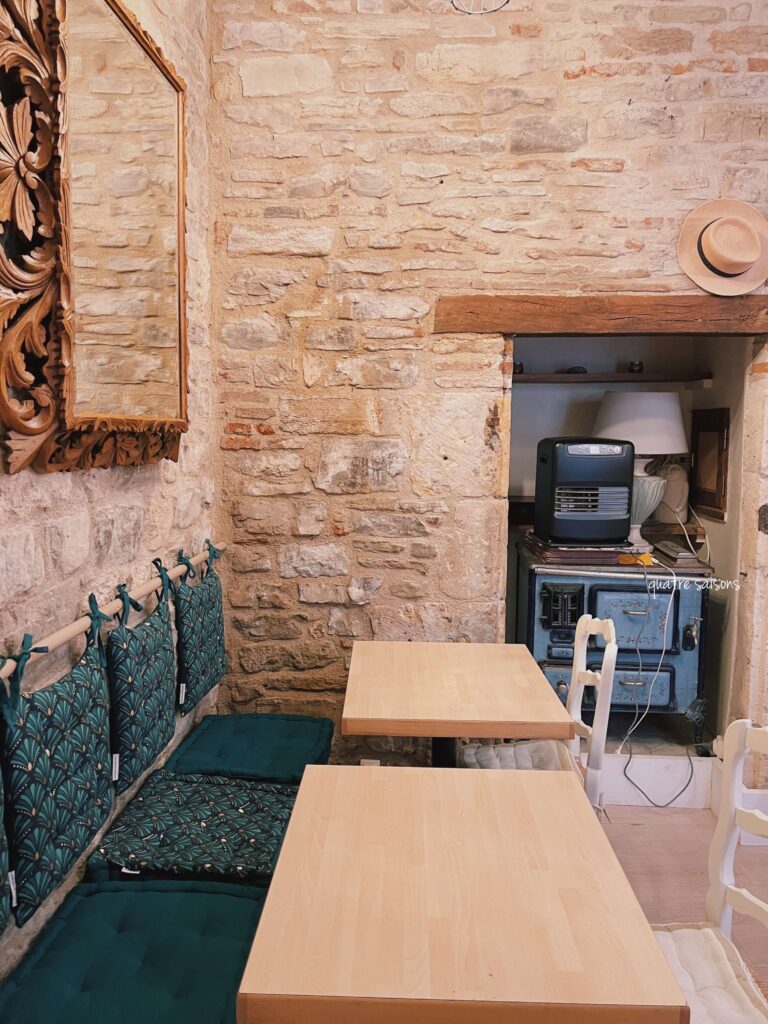 コルド・シュル・シエルのホテル、RaymondⅦ（レーモン7世）の食堂