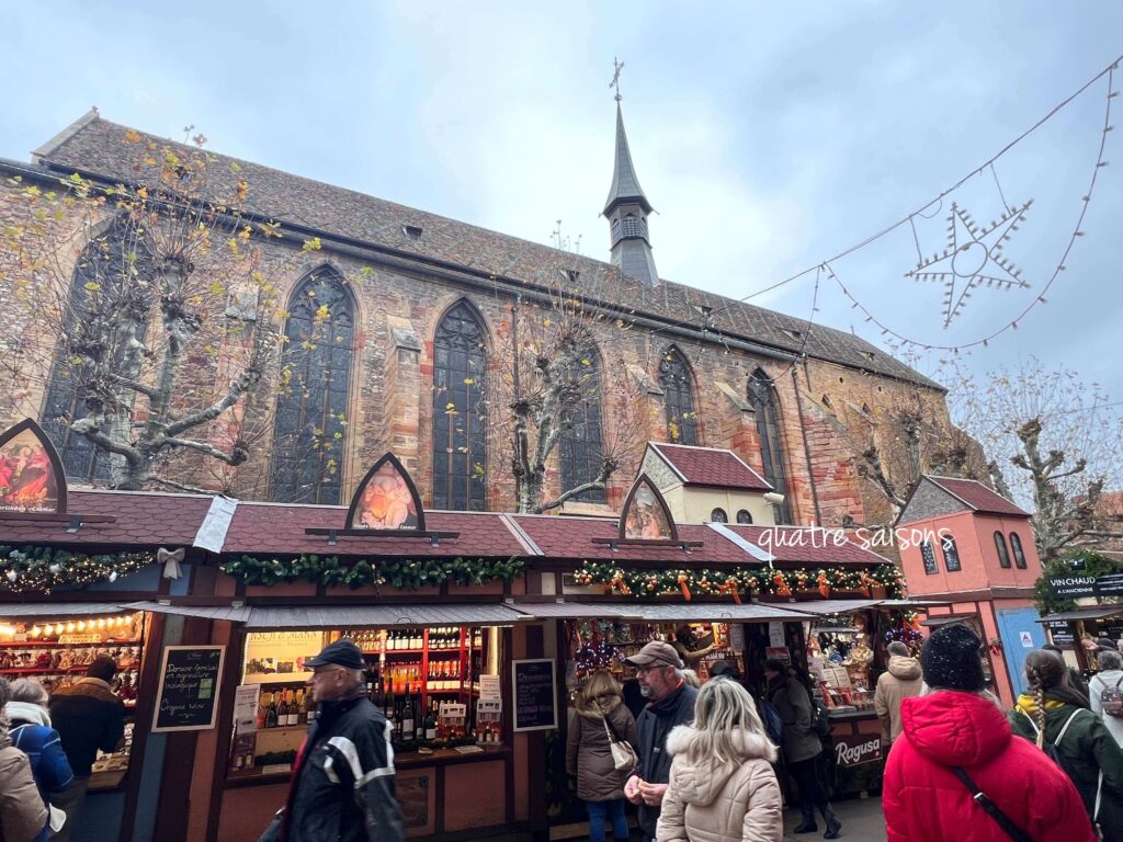 コルマールドミニカン教会前のクリスマスマーケット