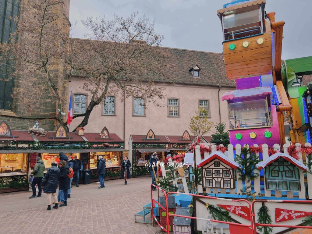 コルマール、ドミニカン教会前のクリスマスマーケット
