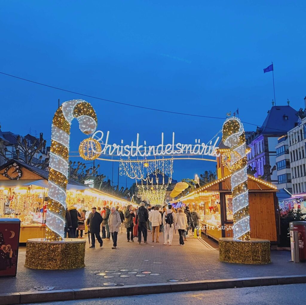 place Broglieで行われているクリスマスマーケット"Christkindelsmärik"