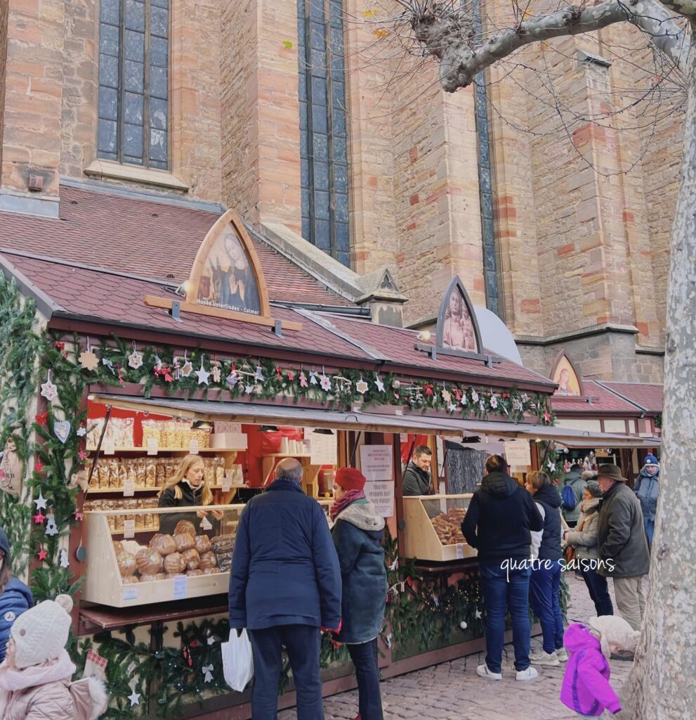 コルマールドミニカン教会前のクリスマスマーケットのパティスリーで購入