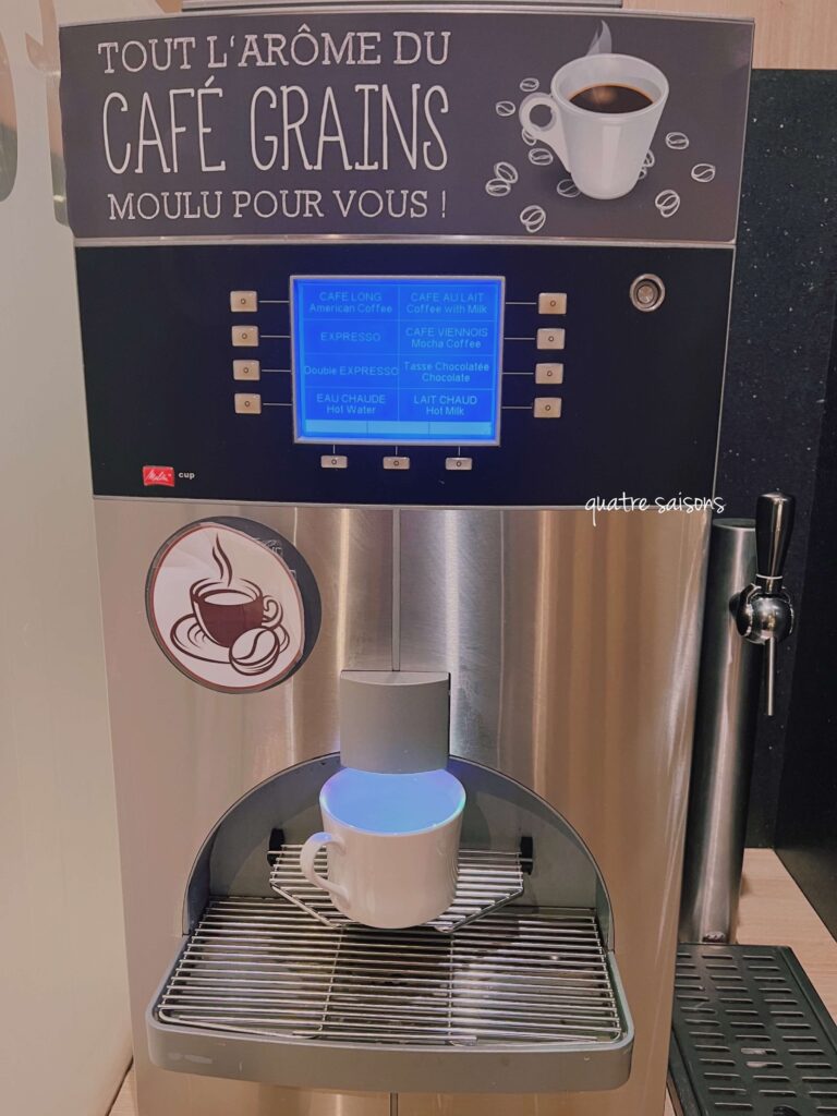 コルマールのオススメホテル、イビスコルマールセンターHôtel ibis Colmar Centreのお湯も入れられるコーヒーの機械