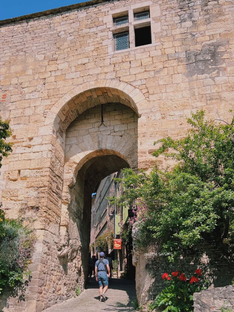 コルドシュルシエルにある13世紀に建てられたPorte de Rous(ルーの門)