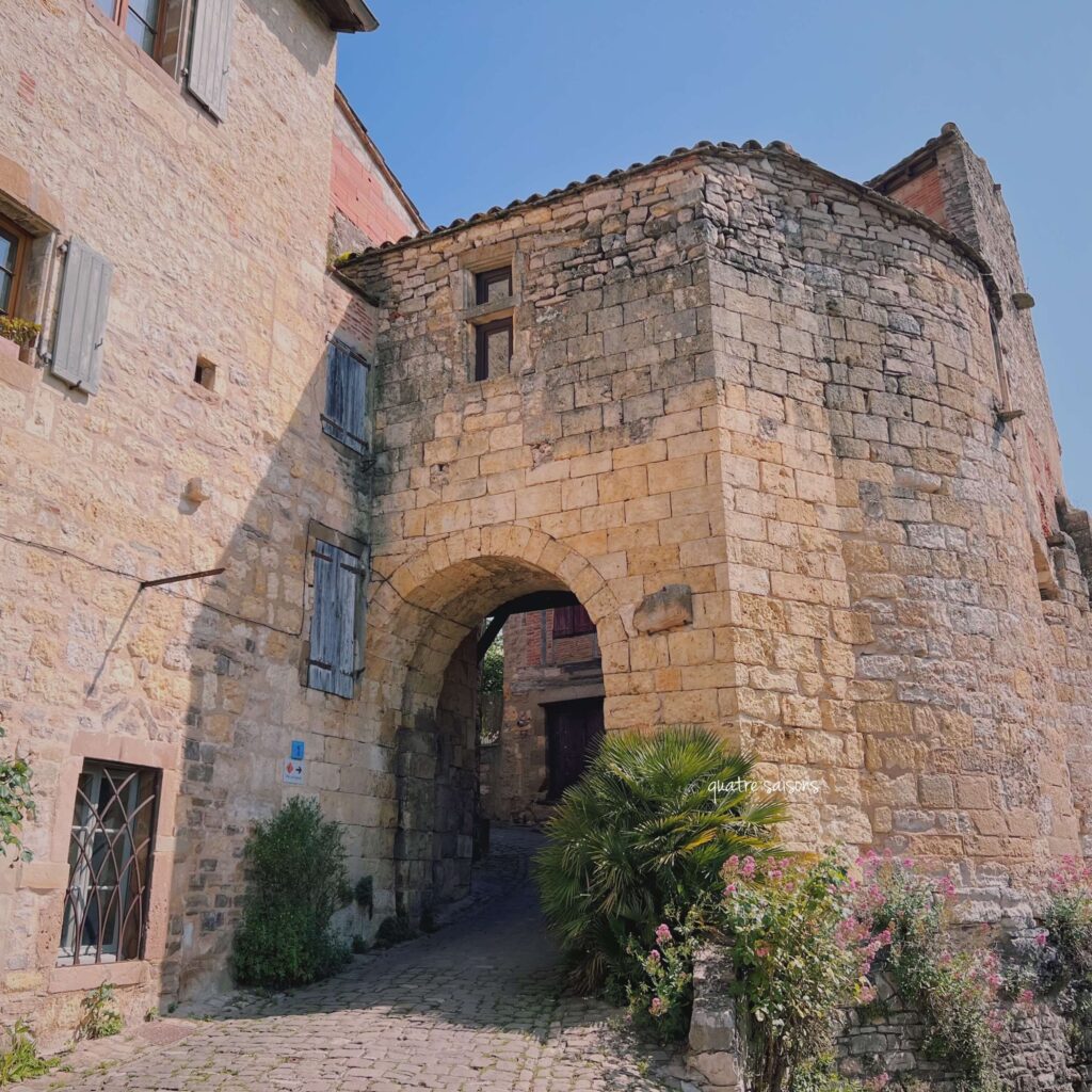 コルドシュルシエルにある13世紀に建てられたPorte du Vainqueur(ヴァンクールの門)