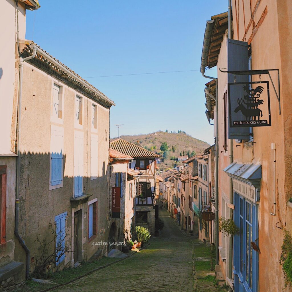 南西フランスにあるコルドシュルシエルの村、2月の閑散期の写真