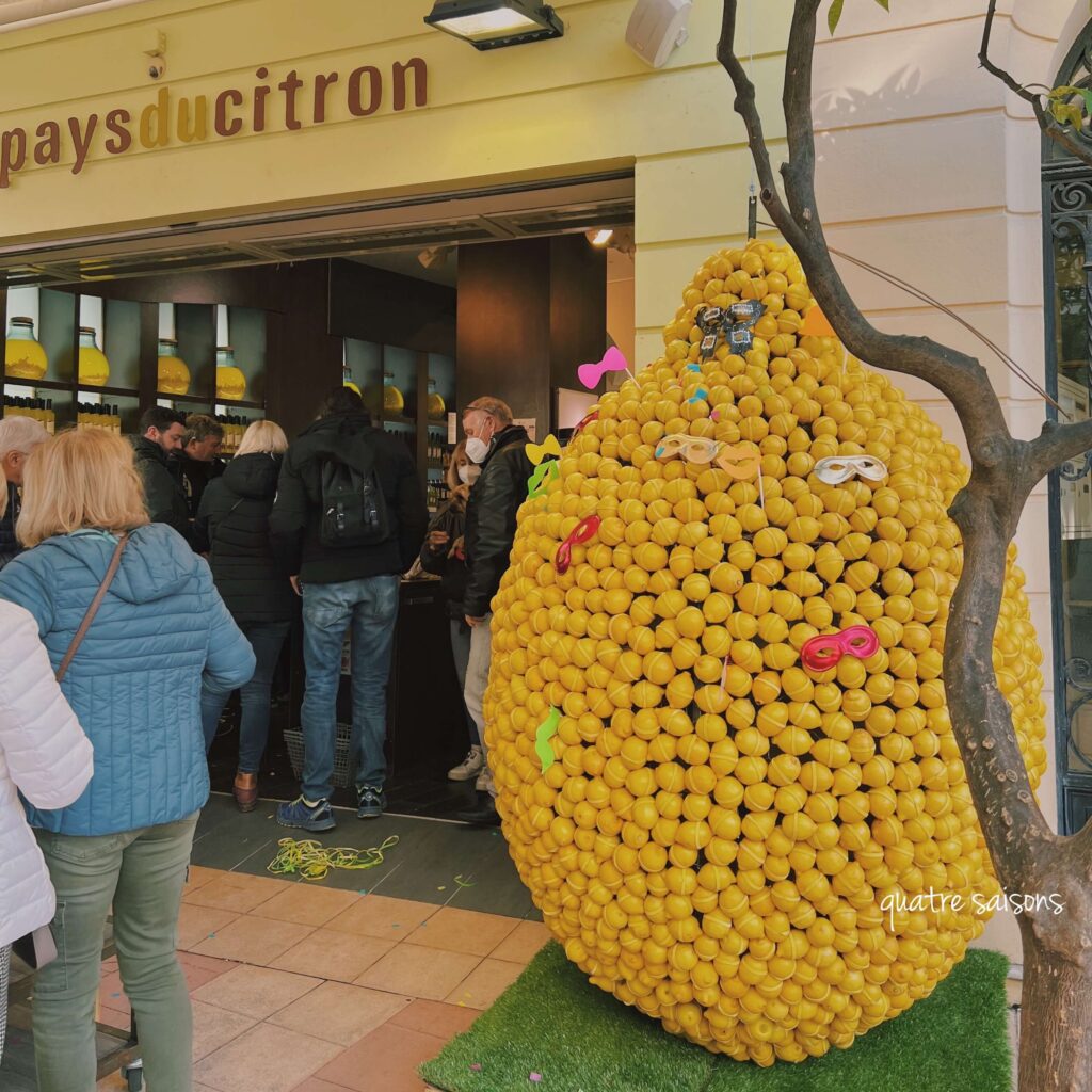 マントンのレモン祭りでは町中にレモンとオレンジでできたオブジェが飾られています。