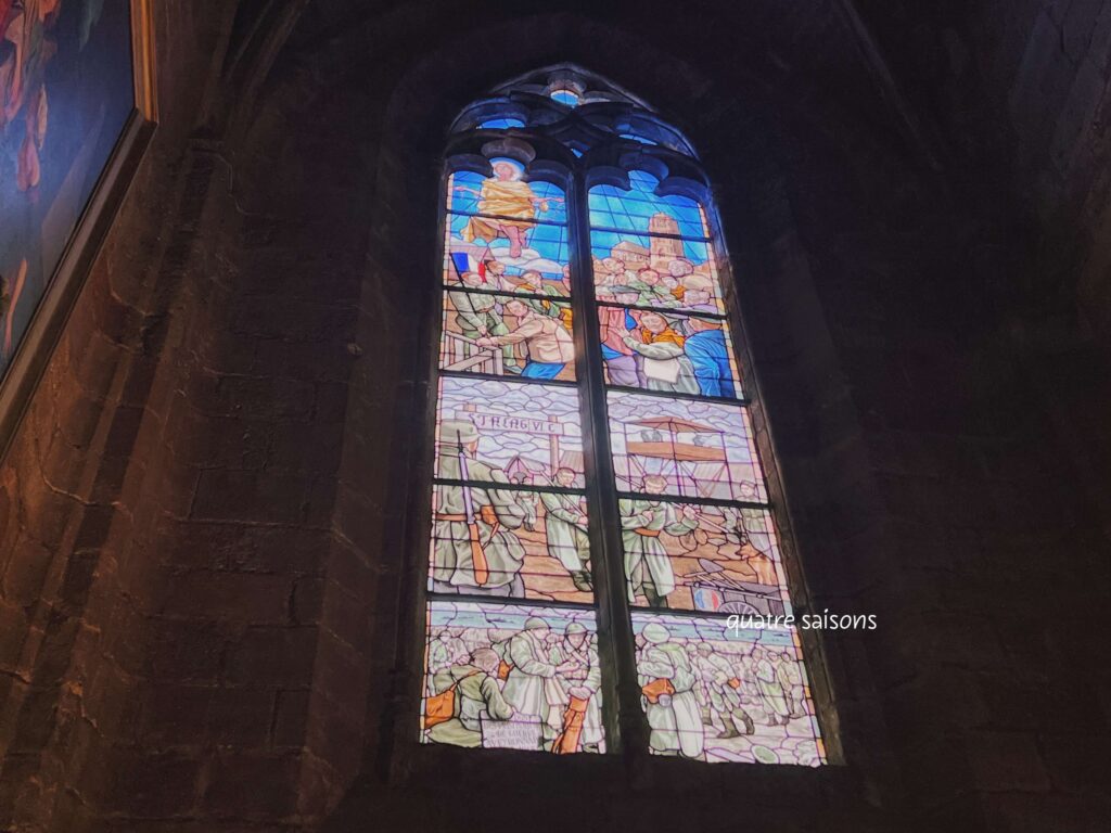 フランス南西部、ロデズのノートルダム・ド・アソンプション大聖堂のステンドグラス