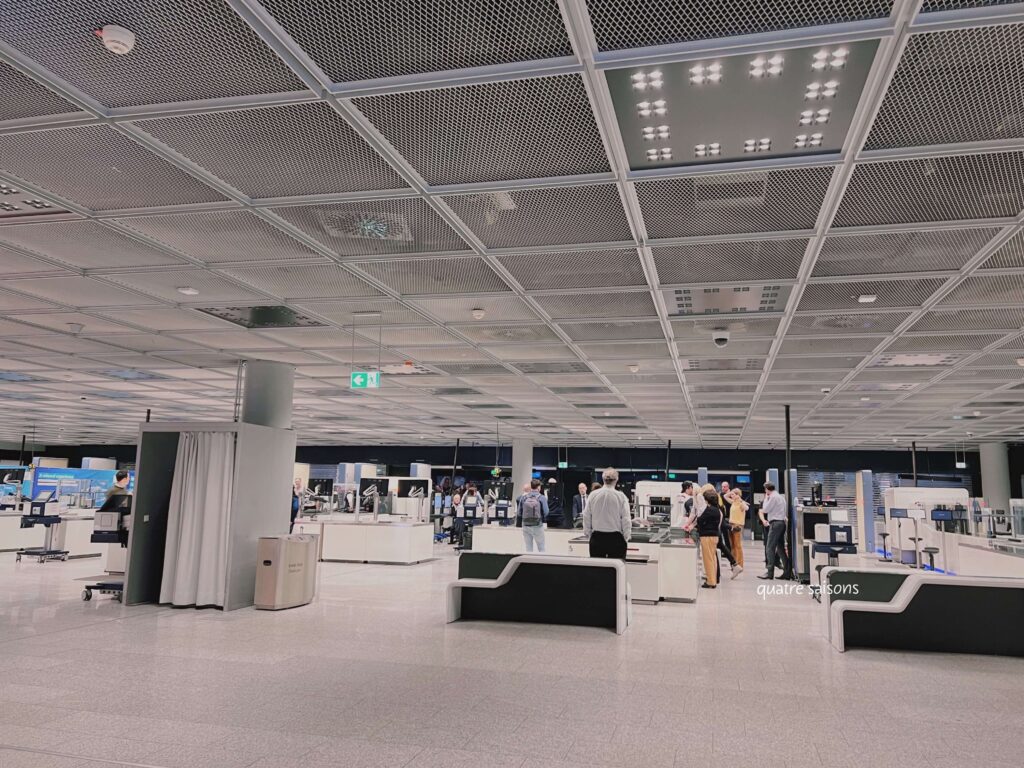 フランクフルト空港、ターミナル1ゲートAのセキュリティチェック（保安検査）