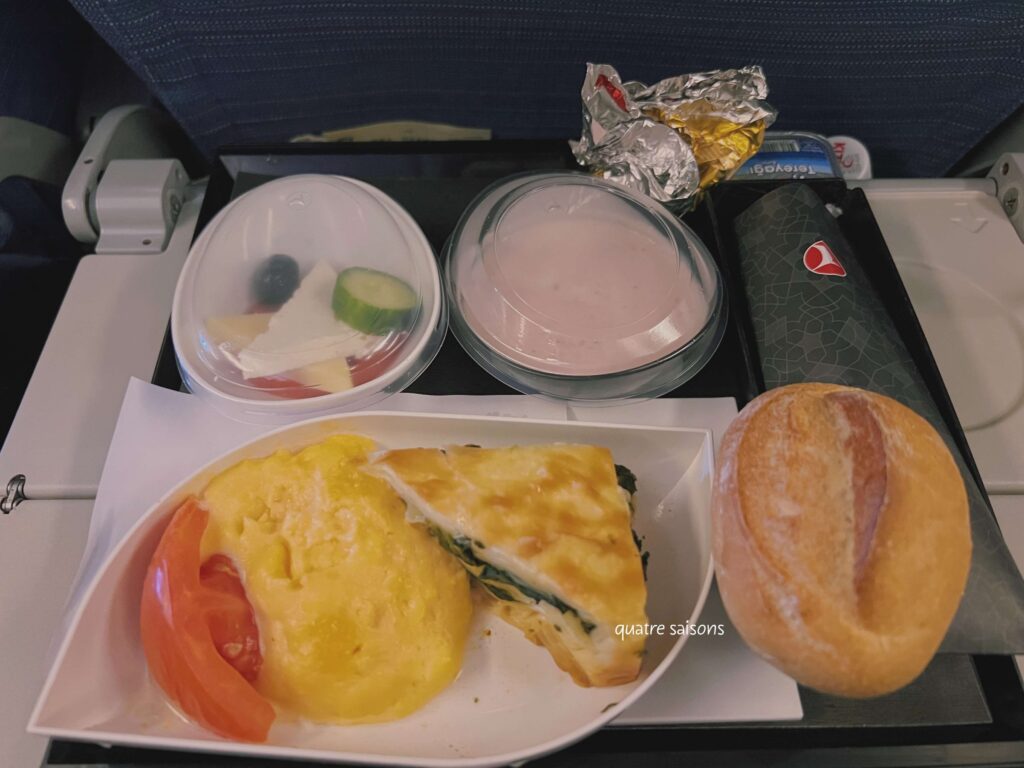 ターキッシュエアラインズで、イスタンブールから羽田空港に行く機内ででた食事
