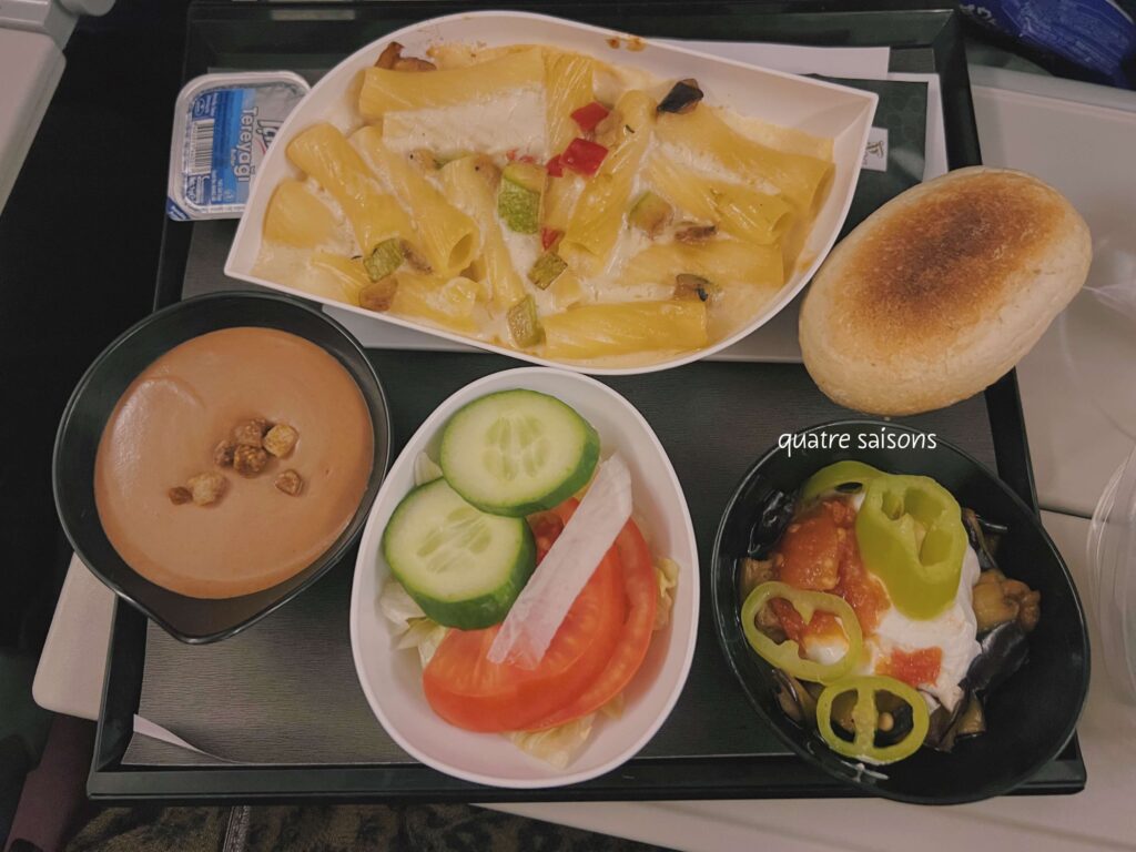 ターキッシュエアラインズで、イスタンブールから羽田空港に行く機内ででた食事