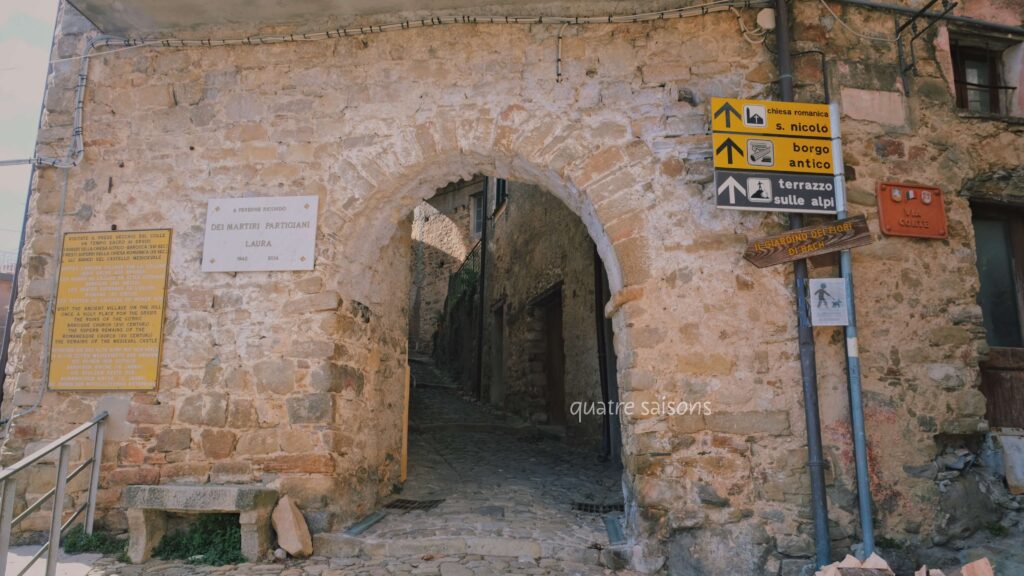 イタリアの村、バヤルドの村の入り口の門