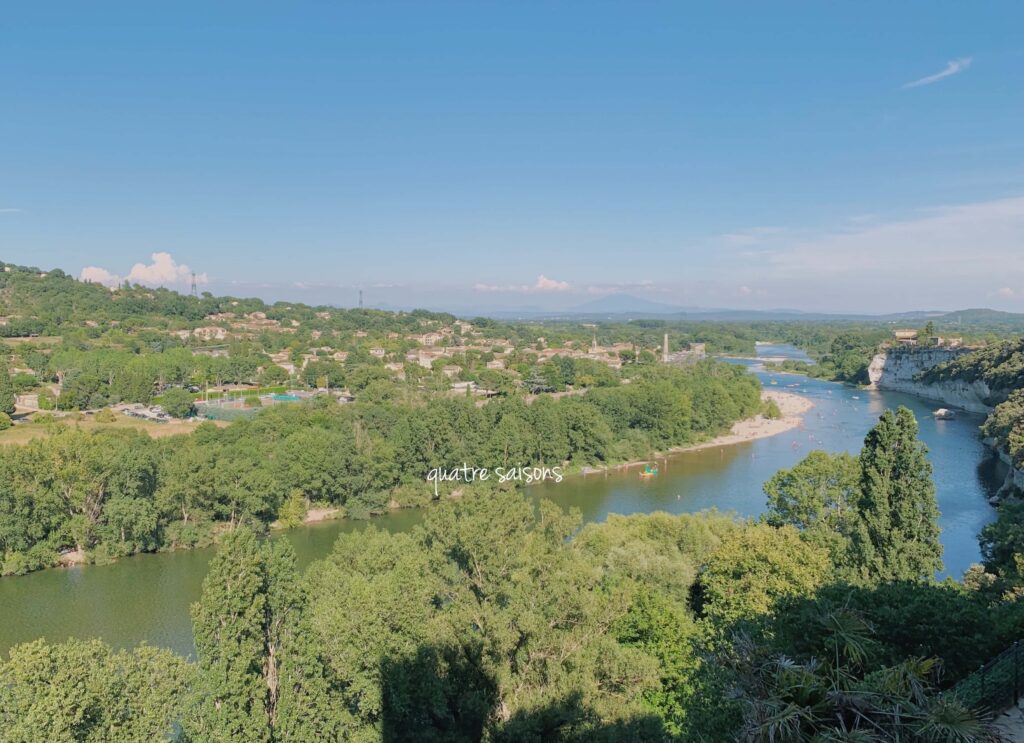 南フランスの村、エゲーズから見えるアルデッシュ川
