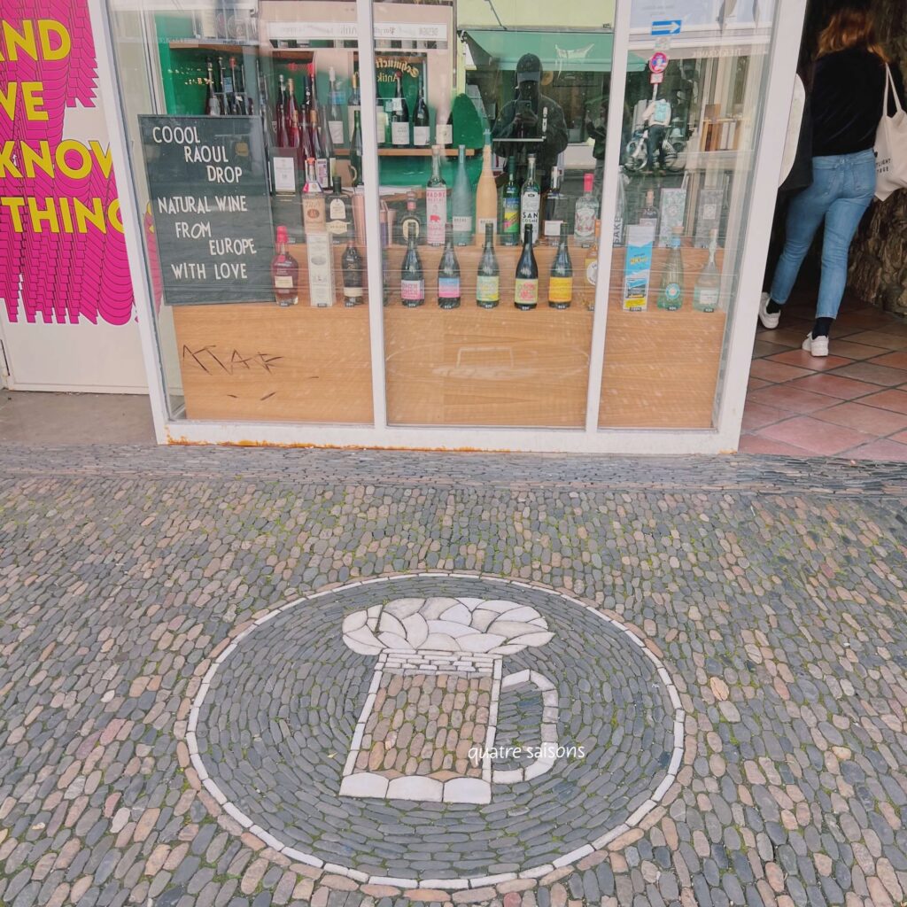 ドイツ・フライブルグの石畳の道にお店のマークが！