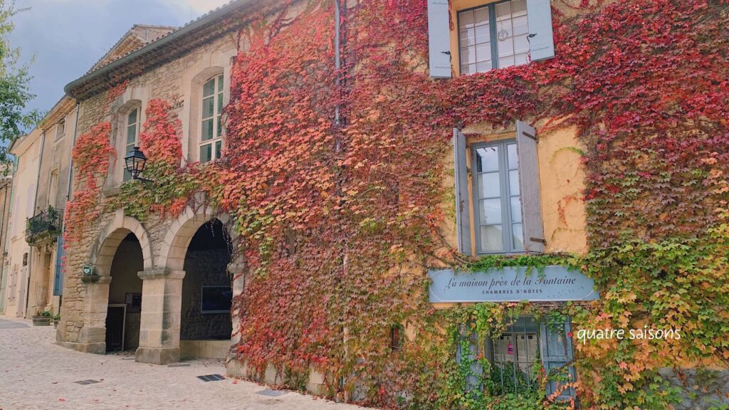 南フランスの村、セニョンの噴水広場